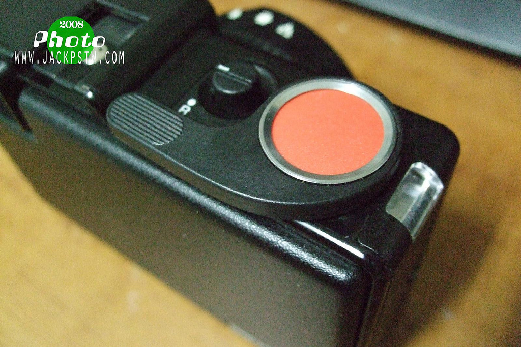 獨特的大紅鈕快門，和過片桿，如果要迴片就是先轉動旁邊的按鈕到R