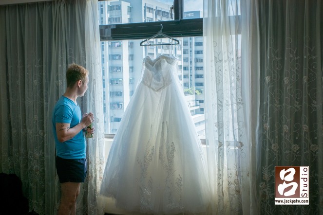 新郎在等待時看的窗外,被我拍下跟他與新娘白紗的畫面