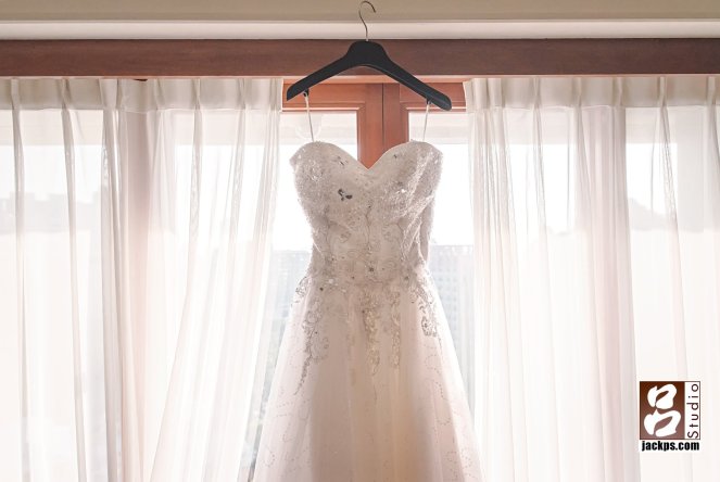 新娘白紗掛在窗旁